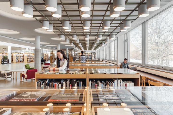 Ensimmäisessä kerroksessa on kirjoja, kuva-aineistoja, tapahtumatiloja ja kahvila. Kuva: Aalto-yliopisto/Tuomas Uusheimo