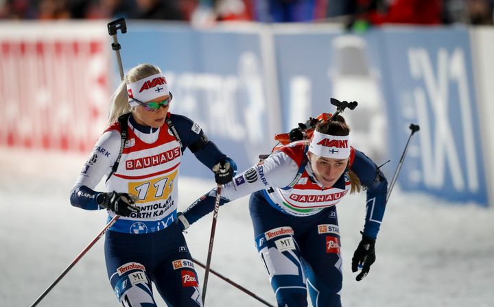 Mari Eder ja Nastassia Kinnunen hiihtivät yhdessä Suvi Minkkisen ja Erika Jänkän kanssa naisten viestissä seitsemänneksi. Kuva: Kalle Parkkinen
