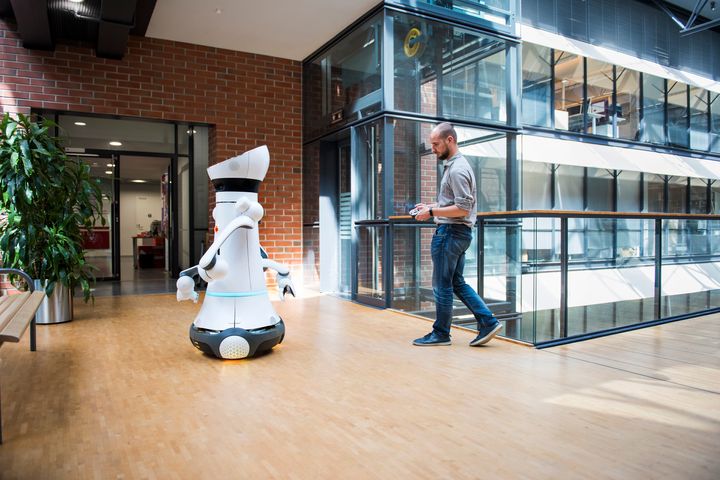 Tekoälyä tutkitaan muun muassa Aalto-yliopiston sähkötekniikan korkeakoulussa, jossa esimerkiksi älykkään robotiikan ryhmä tutkii robotiikkaa, tietokonenäköä sekä koneoppimista. Kuva: Markus Sommers
