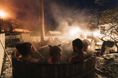 Myös palju lämmittää talvisten löylyjen välissä. Kuva Andres Raudjalg, Visit Estonia