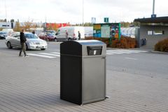 Lehtovuori Oy:n älyroska-astia City Solar sisältää tekniikan lisäksi 240 litran tavallisen jäteastian, jonka voi tyhjentää tavallisen jäteauton tyhjennystoiminnolla.