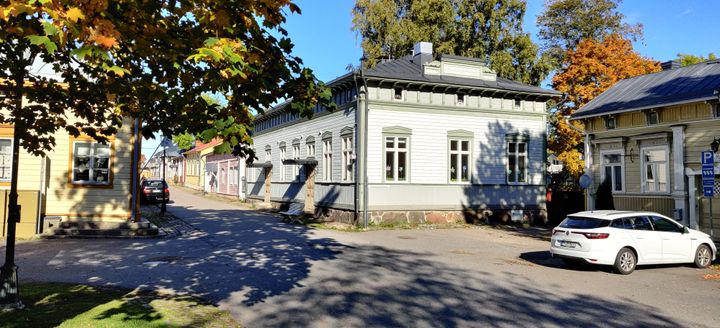 Vanha Raatihuone sijaitsee Vanhassakaupungissa Mannerheiminkadulla.