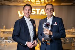 Ohjelmisto- ja e-business ry:n toimitusjohtaja Rasmus Roiha (vasemmalla) kiittelee Vuoden Digipalveluksi 2022 valitun Lupapisteen monia ansioita. Toimitusjohtaja Jan Pawli (oikealla) vastaanotti palkinnon. Kuva: Photomikke