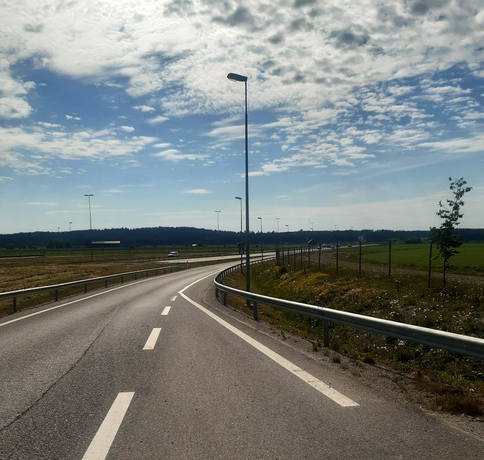 Valtatie 12n uusi tievalaistus odottaa yhä sähköliittymien