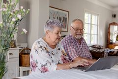 Uusi etäopastuspalvelu tarjoaa ikäihmisille digitukea ihmislähtöisesti ja rauhalliseen tahtiin.