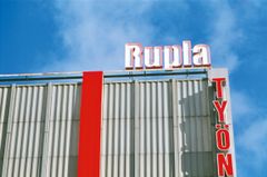 Marja Kolu: Rupla | Rubeln | Ruble, yhteisötaide- ja tilateos | samhälls- och installationskonst | installation and community art, Työnkulma, Kuopio, 1998. Kuva: Pekka Mäkinen