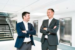 Vasemmalla Nordic Healthcare Groupin toimitusjohtaja Vesa Kämäräinen ja oikealla Vaaka Partnersin partneri Antti Salmela.
Valokuvaaja: Sam Jamsen
