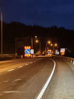 Liikenne on ohjattu yhdelle kaistalle ja nopeus on laskettu 50 km/h.