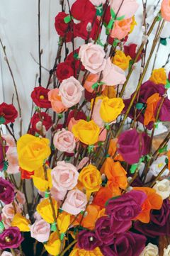 Ortodoksit koristelevat virpovitsoja yleensä silkkipaperista askarelluin ruusuin.