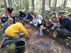 Arkeologi Jasse Tiilikkala (oik.) ohjaamassa kaivauksia Enonkoskella. Kuva: Katja Kuuramaa.