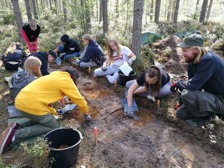 Arkeologi Jasse Tiilikkala (oik.) ohjaamassa kaivauksia Enonkoskella. Kuva: Katja Kuuramaa.