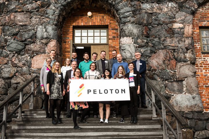 Isot yritykset ja startupit pohtivat Suomenlinnassa ajatushautomo Demos Helsingin johdolla, miten kestävämpään liiketoimintaan tähtäävä yhteistyömalli voisi entisestään kehittyä tulevaisuudessa. Isoista yrityksistä mukana olivat S-ryhmä, Granlund, Coor ja Bonava. Startupeista ResQ Club, Fourdeg, Nomenal ja Go Far-a-day. Edessä vasemmalla Demos Helsingin resurssiviisaan talouden asiantuntija Satu Lähteenoja.