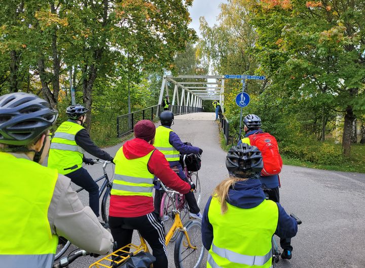 Kuvassa nykyinen kävelyn ja pyöräilyn silta Vantaanjoen yli Savelan kohdalla Pukinmäessä. Vaihtoehtoisia linjauksia on useampia esimerkiksi Vantaanjoen ja Pukinmäen välisellä osuudella. Kuva: WSP.