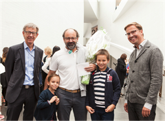 The 500,000th visitor to the Finnish National Gallery in 2016 was Javier Lopez-Esparza, who visited the Museum of Contemporary Art Kiasma with his daughter Aina and son Eero. On the left had side of the picture: Director General Risto Ruohonen of the Finnish National Gallery. On the right hand side of the photo, Kiasma's Museum Director Leevi Haapala. Photo: Finnish National Gallery/Pirje Mykkänen