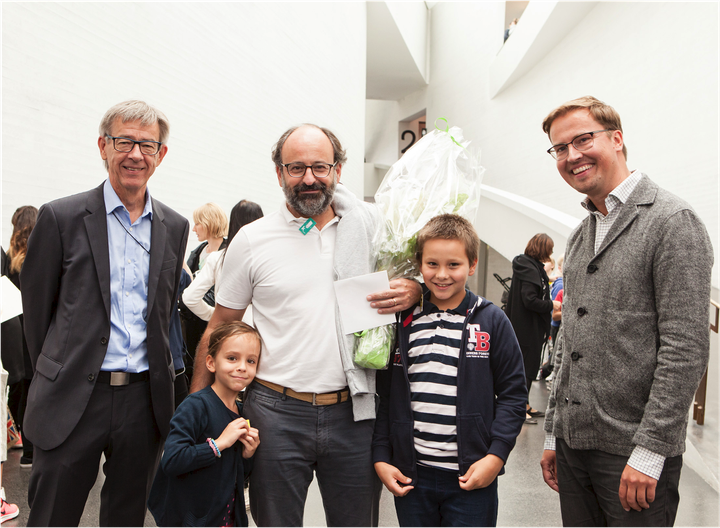 The 500,000th visitor to the Finnish National Gallery in 2016 was Javier Lopez-Esparza, who visited the Museum of Contemporary Art Kiasma with his daughter  Aina and son Eero. On the left had side of the picture: Director General Risto Ruohonen of the Finnish National Gallery. On the right hand side of the photo, Kiasma's Museum Director Leevi Haapala. Photo: Finnish National Gallery/Pirje Mykkänen