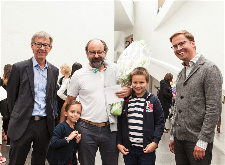 The 500,000th visitor to the Finnish National Gallery in 2016 was Javier Lopez-Esparza, who visited the Museum of Contemporary Art Kiasma with his daughter Aina and son Eero. On the left had side of the picture: Director General Risto Ruohonen of the Finnish National Gallery. On the right hand side of the photo, Kiasma's Museum Director Leevi Haapala. Photo: Finnish National Gallery/Pirje Mykkänen