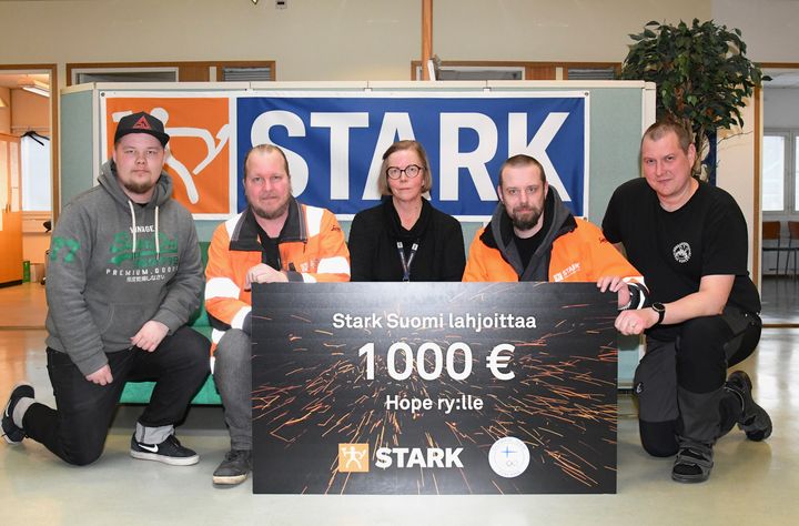 Tiimikisan aktiivisin joukkue STARK Helsinki HUB lahjoitti palkintostipendinsä HOPE ry:lle vähävaraisten lasten ja nuoren liikuntaharrastuksen tukemiseen.
Vas. Otto Hyttinen, Antti Puhakka, Sari Inkeroinen, Tero Likonen, Petri Heikkilä. Lisäksi tiimiin kuuluivat Oona Alanko ja Tiina Pöllänen.