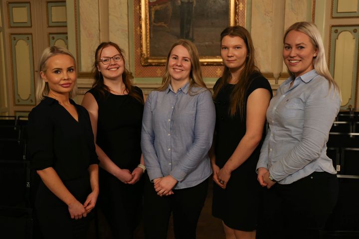 Bilden visar vinnarna av trafikutmaningen på 72 timmar årsmodell 2021, dvs. Heidi-Maria Marttila (till vänster), Viivi Lehtinen, Veera Röyttä, Sanna Karppinen och Oona Sarkaranta. På bilden saknas Mari Einola som också var med i laget. Bild: Ramboll Finland