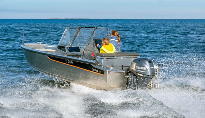 The Buster M has been designed as a multi-functional boat for many purposes:It is well-suited for short-distance travel, fishing in coastal waters and family boating trips.The boat is easy to handle and transport also with the car on a light unbraked trailer.The cockpit area features rainwater drainage.