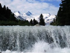 Vuoristot ovat tärkeitä ”vesitorneja” niiden juurella levittäytyville alankoalueille. Kuvan Rosegbach-joki sijaitsee Tonavan valuma-alueella Sveitsin Ylä-Engadinessa, jossa noin kolmannes alajuoksulla asuvista 46 miljoonasta ihmisestä on vahvasti riippuvaisia vuoristoalueiden vesivaroista. Kuva: Daniel Viviroli.