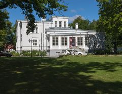 Itä-Virossa sijaitsevasta Sakan kartanosta on merkintöjä historiankirjoissa jo keskiajalta, mutta kartanon nykyinen päärakennus on peräisin 1800-luvun puolivälistä.