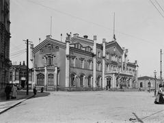 Helsingin rautatieasema Kaivokadun ja Hakasalmenkadun (Keskuskatu) kulmasta nähtynä. Vanha Rautatieasema (1862) purettiin uuden Eliel Saarisen suunnitteleman (valmistui 1918) asemarakennuksen tieltä. Kuva: Helsingin kaupunginmuseo / Signe Brander.