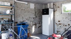 Ilma-vesilämpöpumpun sisäyksikkö asennetaan yleensä tekniseen tilaan ja ulkoyksikkö sen läheisyyteen talon seinustalle omalle telineelleen.