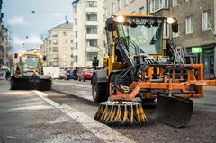 Katujen kevätpuhdistus alkaa kevätsään vakiinnuttua. Kuva: Veikko Somerpuro