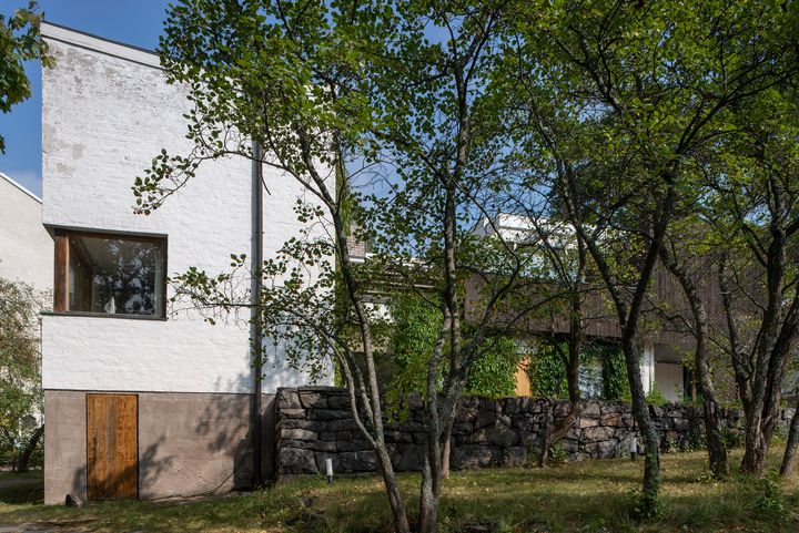 Alvar Aallon kotitalo (1935-36) sijaitsee Helsingin Munkkiniemessä. Kuva Maija Holma, Alvar Aalto -säätiö.
