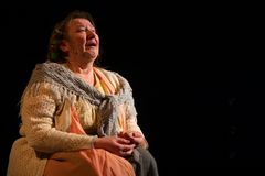 Päivi Nisula Koria täti -monologioopperassa. Kuva: Matti Vahtera
