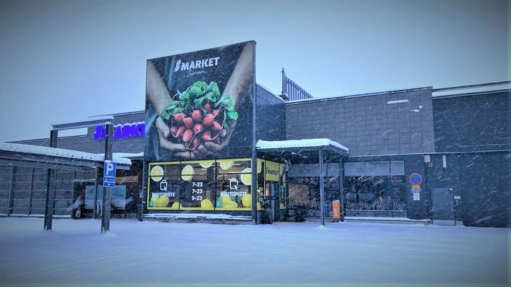 S-market Jämsän laajennusosan myötä myymälän yhteyteen saadaan tilat apteekille sekä parannettua myymälän taustatiloja ja kaupan palveluja, kuten ruoan verkkokaupan noutopalvelua sekä ruokatoria. Kuva: Tiina Hyytiäinen / Keskimaa