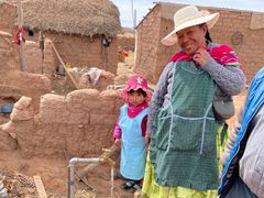 Genom Finska Missionssällskapet stöder Esboborna bl.a. vatten- och livsmedelsförsörjning i Bolivia. I bild en mamma som glädjer sig vid en vattenpost i La Paz-distriktet. Fler än 30 procent av bolivianerna lever utan rinnande vatten. Foto: Anna Lundén