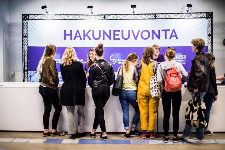 Korkeakouluopiskelijaksi Tampereelle -tapahtumassa 2019 kerrottiin opiskelumahdollisuuksista muun muassa lukiolaisille. Kuva: Jonne Renvall