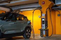 Osuuskauppa Hämeenmaa investoi voimakkaasti sähköautojen latausasemaverkostoon
