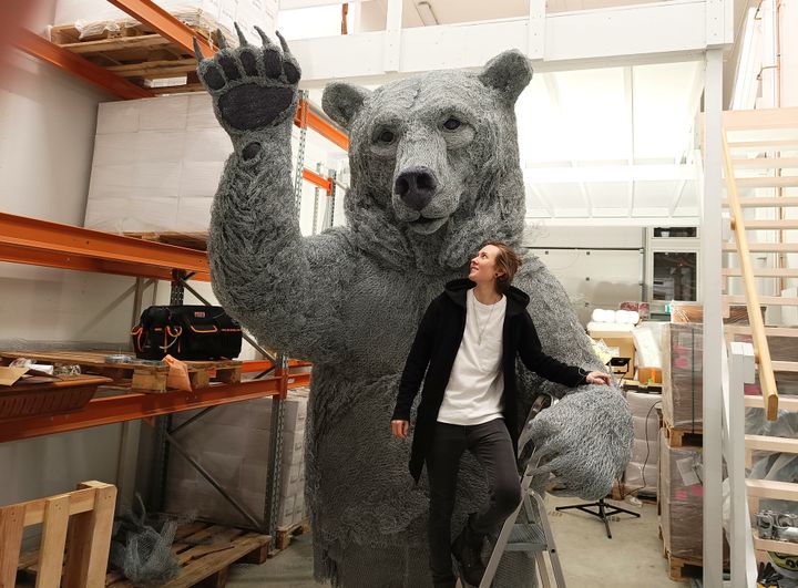 Taiteilija Eliya Zweygberg Urho-karhun kainalossa ateljeellaan. Urhon korkeus 3 m (jalustan kanssa 3,3 m), leveys 180 cm, paino noin 600 kg.
Teräsverkkoa veistoksessa noin 1500 metriä ja rautalankaa tuhansia metrejä - taiteilijakaan ei ole pysynyt laskuissa mukana.