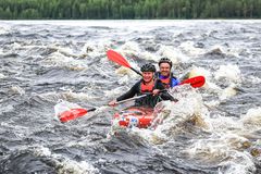 Ruunaan retkeilyalue on ollut maan suosituin valtion retkeilyalueista. Alueen kosket ovat Ruunaan vetonaula. Ruunaan koskireitin tunnelmista nauttivat joukkueen TeamKöntys1 Anna-Kaisa Nuutero-Koski ja Toni Koski. Kuva. Jarno Artika 