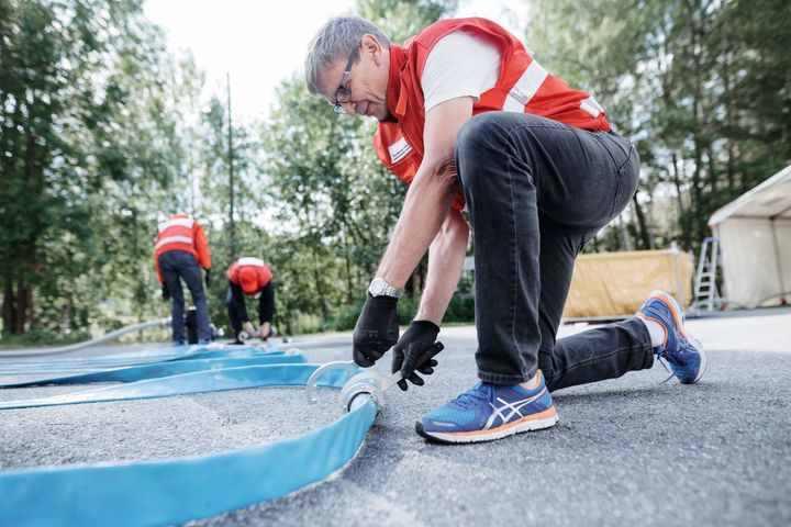 Röda Korsets frivilliga och biståndsarbetare lärde sig använda vattenreningsapparater på Finlands Röda Kors logistikcenter i Tammerfors i augusti. I händelse av vattenkriser kan frivilliga bistå myndigheter exempelvis genom att kartlägga hjälpbehovet och hjälpa till med utdelningen av vatten. Bild: Joonas Brandt / Finlands Röda Korset