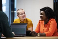 Helsinki osallistuu syyskuussa 2021 Mimmit koodaa –hackathoniin, jossa haetaan ratkaisuja työnhakijoiden digitaalisten taitojen mittaamiseen, tunnistamiseen ja kehittämiseen. (Kuva: Matti Pyykkö / Helsingin työllisyyspalvelut)