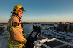 Helsingin kaupungin pelastuslaitoksen palomies harjoittelemassa nostolava-auton käyttöä.
