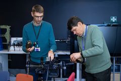 TAMK on toiminut aktiivisena edelläkävijänä drone-tutkimuksissa jo toistakymmentä vuotta. Kuvassa projektipäällikkö Kalle Tammi (vas.) ja yliopettaja Antti Perttula.