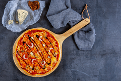 Herkulliset pizzat ovat Raxin kärkituote. Kuvassa Rax KotiBox -valikoimaan kuuluva Shrimp Blues -uutuuspizza.