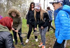 Koululaiset pääsevät muun muassa tutkimaan lähivesiä osana HSY:n kummikouluohjelmaa.