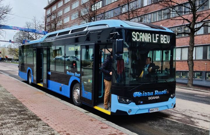 Scanian täyssähkölinja-autot ja Reissu Ruoti kuljettavat MM-kisajoukkueita peleihin Tampereella.