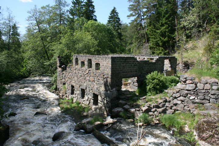 Kiskonjoen Latokartanonkosken myllyn raunio. Virtavesien kulttuuriperintöä ei ole inventoitu systemaattisesti. Tietoa tarvitaan muun muassa kalataloudellisiin kunnostuksiin. Kuvaaja: Maija Matikka, Museovirasto.