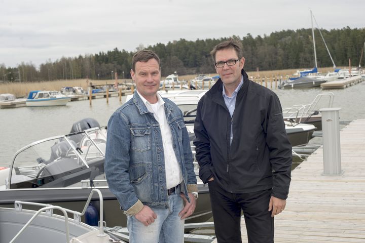Suomen ensimmäinen Buster Store avataan kesäkuun alussa. Sijainti Raisionlahden satamassa mahdollistaa harvinaisen veneiden koeajomahdollisuuden tarjoamisen. ”Keskitymme ammattimaiseen veneen ostajan palvelemiseen”, kertoo Buster Store Raision yrittäjä Tomi Varjonen (vas.). Buster Boatsin toimitusjohtaja Juha Lehtolan (oik.) mukaan Buster Storet ovat aina yrittäjävetoisia.