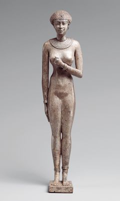 Myöhäisen Saite-kauden hopeaveistos, noin 610–595 eaa., Egypti. Alaston yläluokkainen naishahmo on varustettu faaraon kartussilla ja uraeuksella. Korkeus 23,8 cm, paino 1,13 kg. Teosta säilytetään Metropolitan Museum of Artsissa.