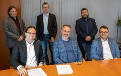Timo Hirvasmaa, Jaakko Kivi and Sami Rantala from Kreate and Janne Wikström, Lars Westermark and Esa Sirkiä from the Finnish Transport Infrastructure Agency after signing the agreement for the alliance contract’s development stage for the Highway 180 Kirjalansalmi and Hessundinsalmi bridge renovation project.