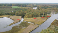 Vid den högra kanten på bilden syns Välijoki. Åns vattenflöde breddas till 8 m enligt de röda pilarna genom att gräva en fåra till vattenområdet i den vänstra kanten av bilden, vilket hålls öppet med hjälp av slåtter (muddringsområde 1).