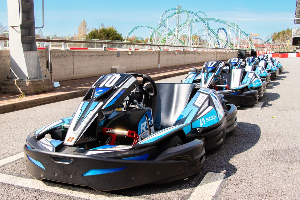 Uusia kartingautoja jonossa