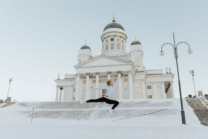 Emmi Peltonen kuvattuna yhden Helsingin tunnetuimman symbolin,  Tuomiokirkon edessä. Photo credit: Tiia Laukkanen / Red Bull Content Pool.